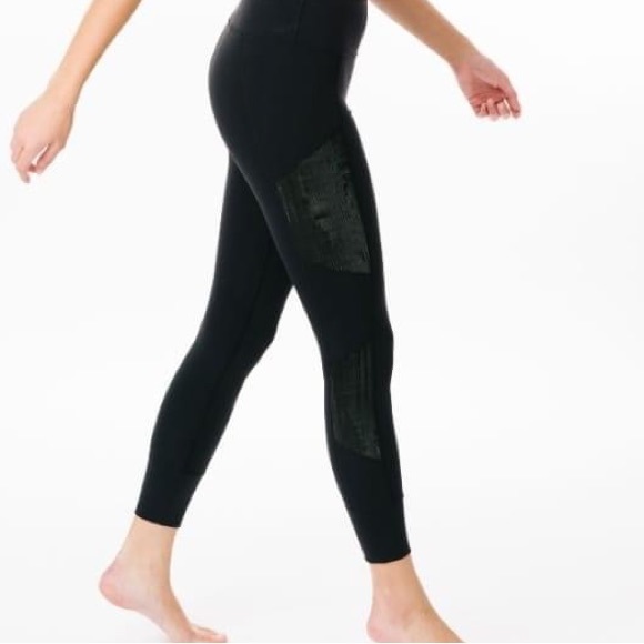 NEW Zyia Black Cuffed Mirage Mid Rise Leggings - Picture 1 of 4